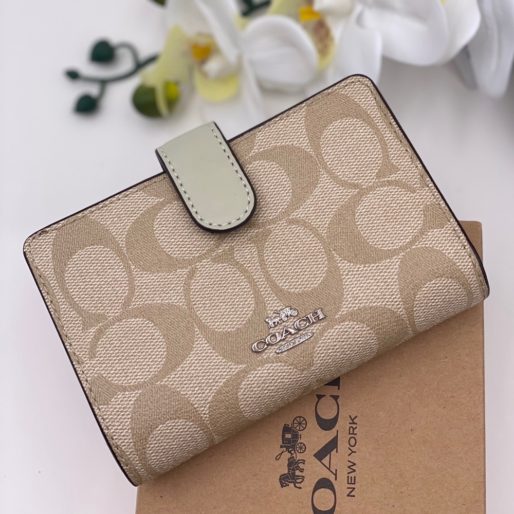 Coach Corner ZIP Wallet - Picture 1 of 13